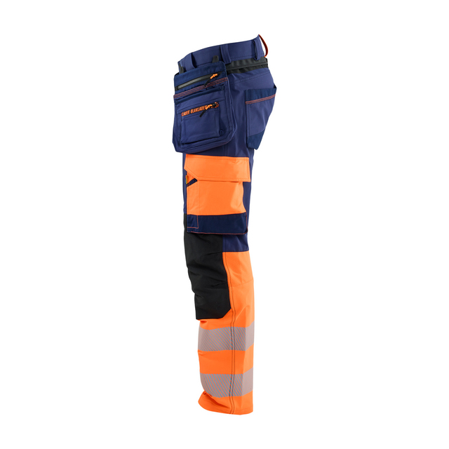 Arbetsbyxa i blått och orange med reflexband och flera fickor i olika storlekar.