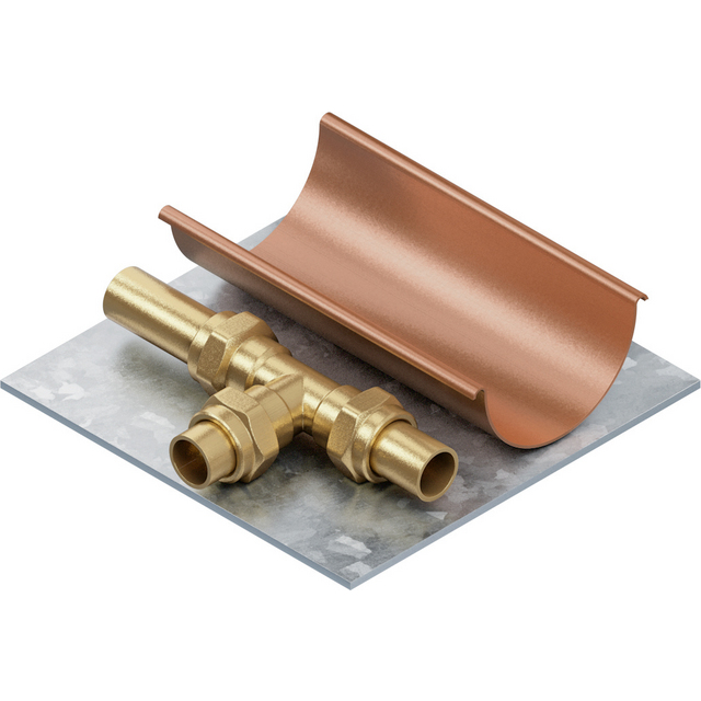 Kopparrördel med två anslutningar och muttrar ligger på ett metallplåt, bredvid ett halvcirkelformat kopparstycke.