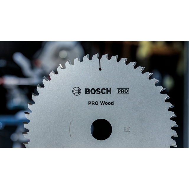 Cirkelsågblad märkt BOSCH PRO Wood med tandad kant, fotad mot suddig bakgrund.