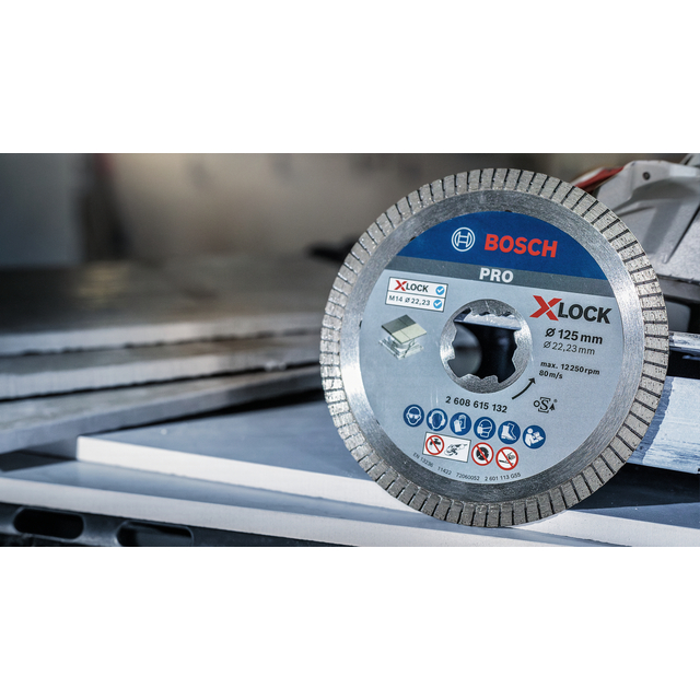 Bosch X-Lock kapskiva, PRO 125 mm diameter, visas på en stapel av skivor.