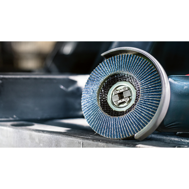 Sliprondell i närbild med sliplameller staplade i cirkel, liggandes på ett metalliskt underlag.