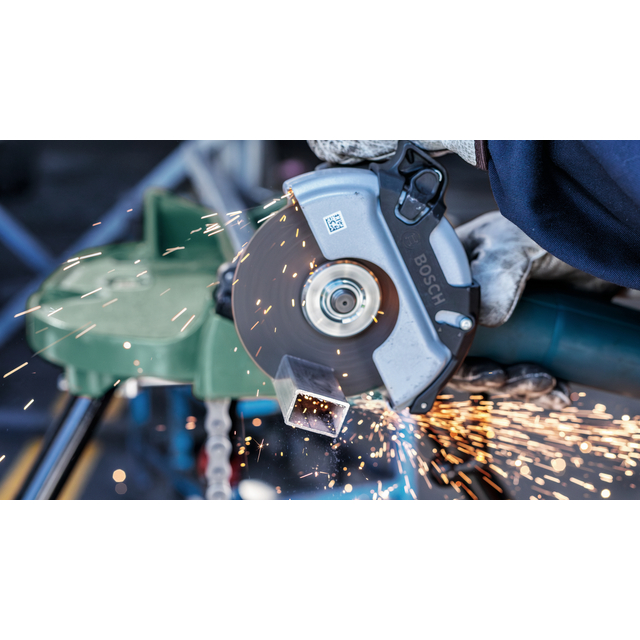 Rondellverktyg skär genom metall med gnistor. Person i skyddshandskar använder verktyget. Bosch-logotyp synlig.