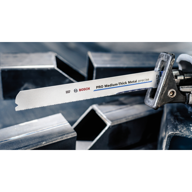 Metallsågklinga märkt BOSCH PRO Medium-Thick Metal precise, omringad av metallbalkar.