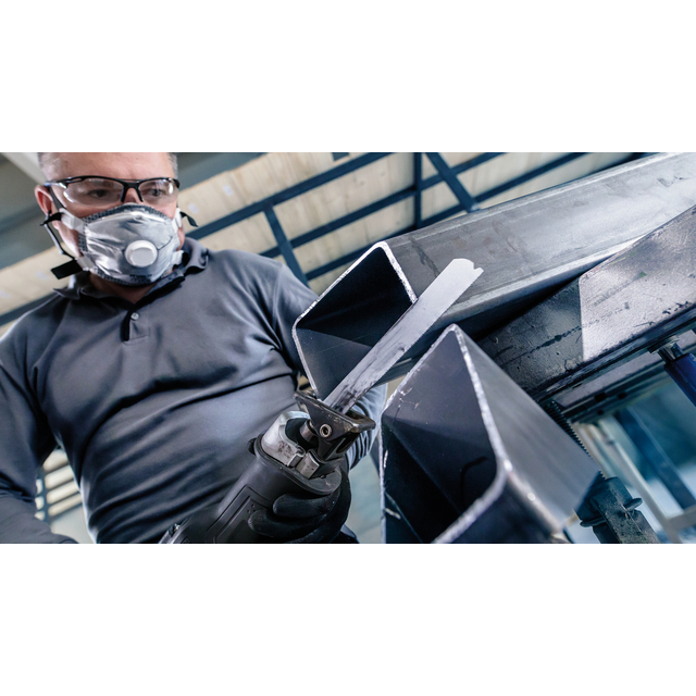 Person med skyddsmask och glasögon använder ett elektriskt verktyg för att skära metallprofil.