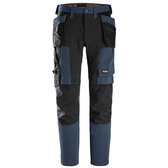 Blå och svarta arbetsbyxor med flera fickor och stretchdetaljer. Midjeband med texten SNICKERS WORKWEAR.