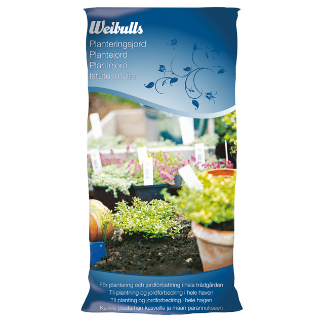 En plastpåse med texten Weibulls Planteringsjord och en bild av gröna växter och trädgårdsredskap i bakgrunden.
