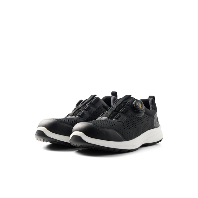 Svarta sneakers med vit sula och snörningssystem med vridlås, placerade mot en vit bakgrund.
