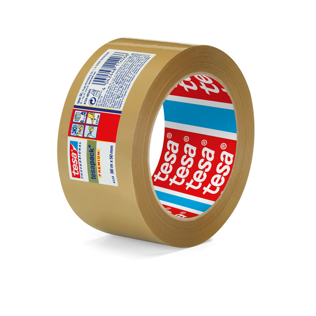 Brun packtejp rulle med röd, blå och vit etikett med texten tesa och bilder på förpackningen.