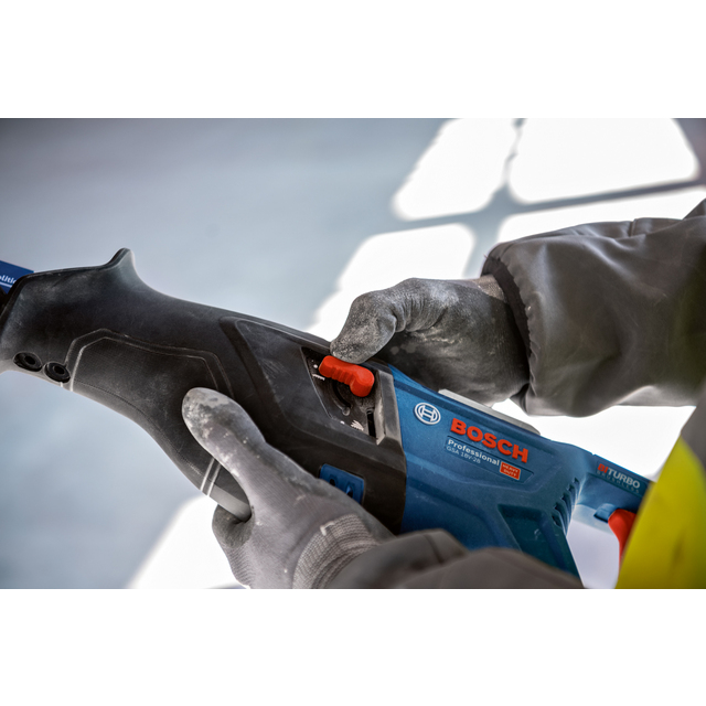 Person håller i en blå och svart Bosch Power Tools maskin med en röd knapp.