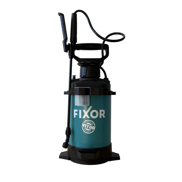 Tryckspruta i blått och svart med handtag och slang. Text FIXOR VITON på sidan.