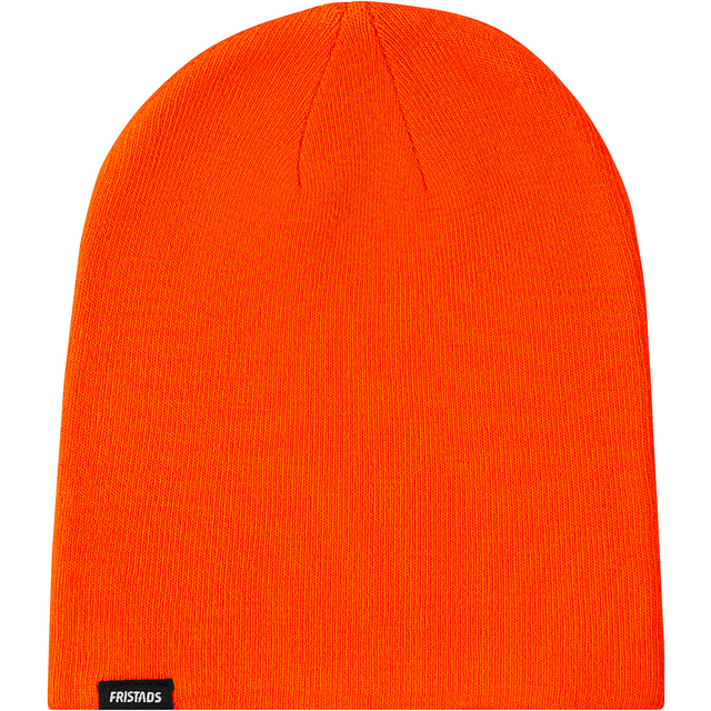 Orange mössa med en liten svart etikett där det står FRISTADS.