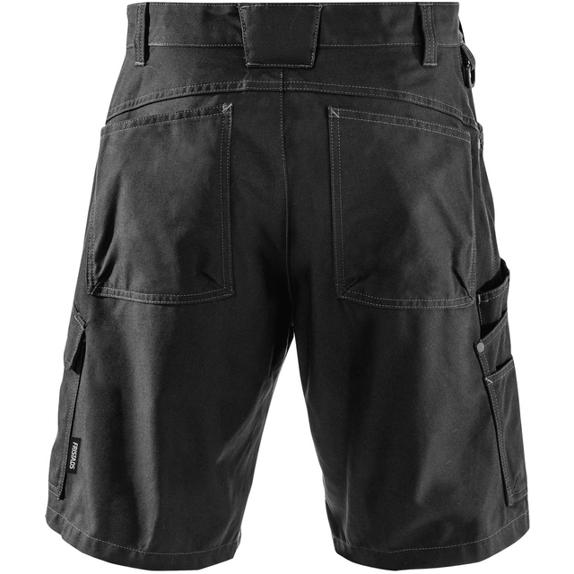 Svarta arbetsshorts med flera fickor, synliga sömmar och en etikett på ena benet.